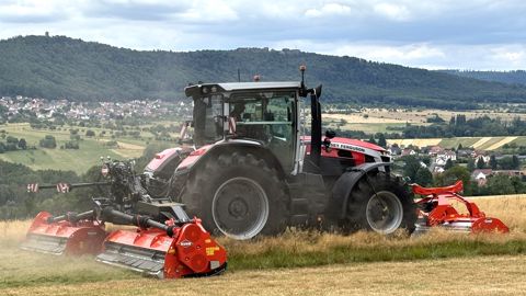 Kuhn : le broyeur BP 8402 Pro travaille sur 8,4 m de large Kuhn : le broyeur BP 8402 Pro travaille sur 8,4 m de large