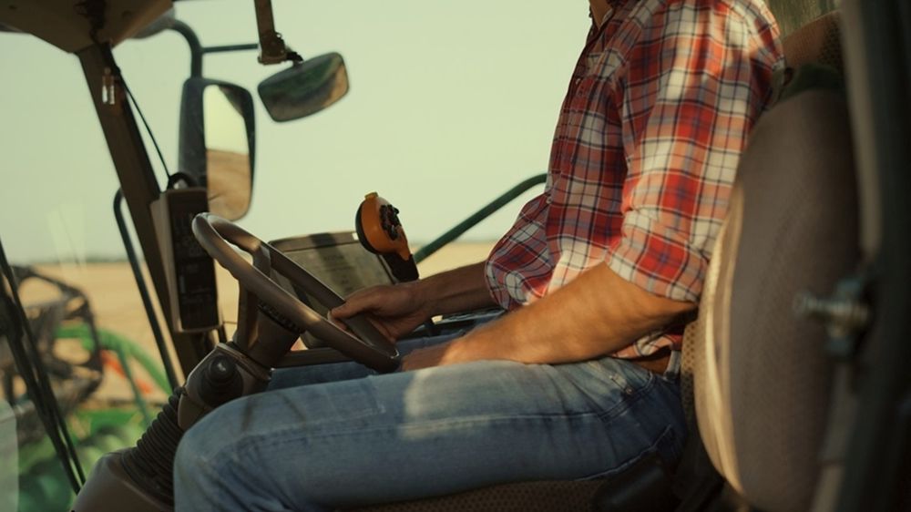 Agriculteur dans une cabine de tracteur