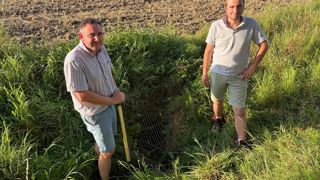 Guillaume Bono (à gauche) et Maxime Verlin (à droite) sont tous les deux contraints d'entretenir régulièrement leur réseau de drainage.