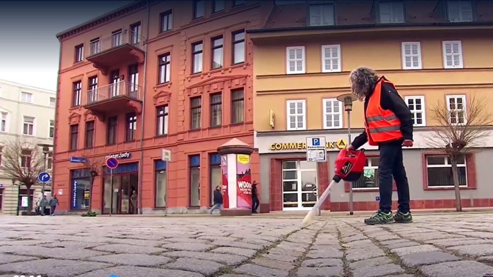 Le CityBee aspirateur de mégots est utilisé par de nombreuses communes allemandes, ici image d'un reportage diffusé sur la chaîne de télévision MDR. Le CityBee aspirateur de mégots est utilisé par de nombreuses communes allemandes, ici image d'un reportage diffusé sur la chaîne de télévision MDR.