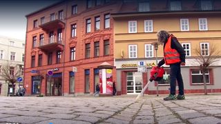 Le CityBee aspirateur de mégots est utilisé par de nombreuses communes allemandes, ici image d'un reportage diffusé sur la chaîne de télévision MDR. 