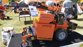 Le Jetzer d'Eliet offre une largeur de travail de 50 cm, sa compacité permet d'intervenir dans les petits jardins.