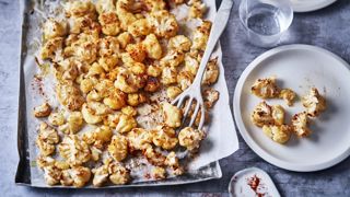 Recette de fleurettes de chou-fleur rôties. Recette de fleurettes de chou-fleur rôties.