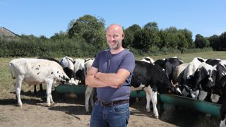 « Nous complémentons les génisses et les boeufs de 15 mois avec du concentré en plus du foin, pour que leur croissance puissent se poursuivre normalement », indique Romuald Dufrenois. « Nous complémentons les génisses et les boeufs de 15 mois avec du concentré en plus du foin, pour que leur croissance puissent se poursuivre normalement », indique Romuald Dufrenois.
