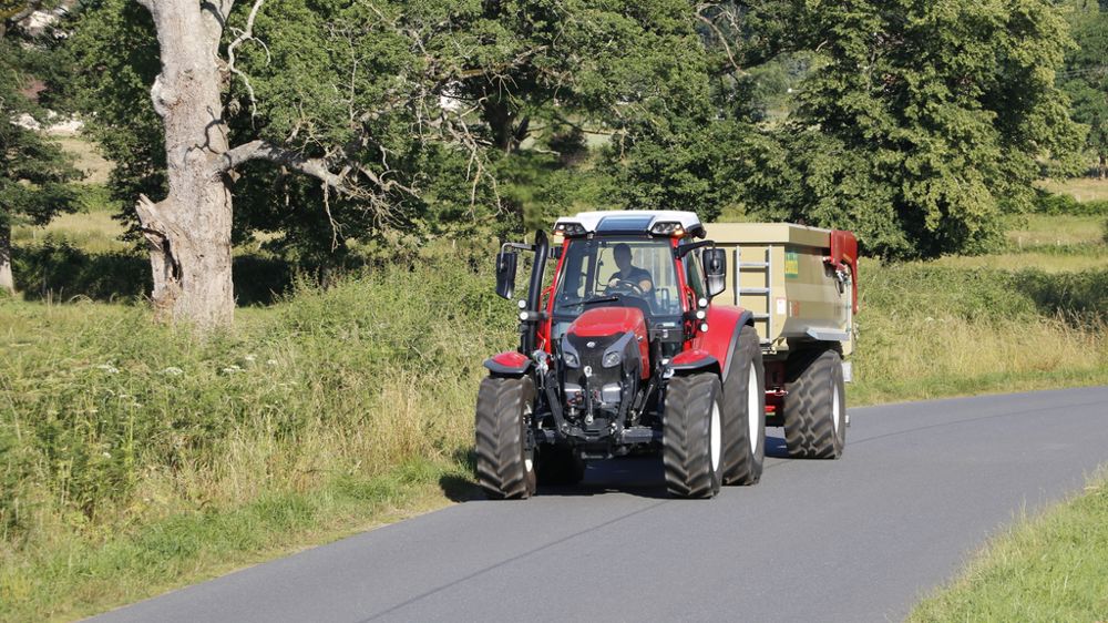 Le moteur Perkins du Lindner Lintrac 130 à quatre cylindres de 3,6 L a délivré une puissance maximale de 120,3 ch OCDE au régime de 2 000 tr.min-1.