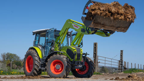 Le chargeur FL100, d’origine MX, équipant le tracteur d’essai dispose d’une hauteur de levage maximale de 4 m et d’une capacité de charge de 2 220 kg. Le chargeur FL100, d’origine MX, équipant le tracteur d’essai dispose d’une hauteur de levage maximale de 4 m et d’une capacité de charge de 2 220 kg.