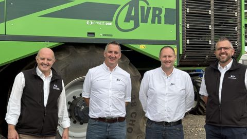 De gauche à droite Graham Parker, directeur des ventes d’Ernest Doe, Andy Starbuck, Responsable Royaume-Uni d’AVR, Shane Johnson, responsable service au Royaume-Uni d’AVR et Tom Clark, directeur des ventes et de la base de Sutterton d’Ernest Doe. De gauche à droite Graham Parker, directeur des ventes d’Ernest Doe, Andy Starbuck, Responsable Royaume-Uni d’AVR, Shane Johnson, responsable service au Royaume-Uni d’AVR et Tom Clark, directeur des ventes et de la base de Sutterton d’Ernest Doe.