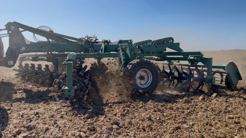 Le Compil 400 P peut travailler entre 10 et 14 km/h avec des tracteurs de 130 à 150 ch.