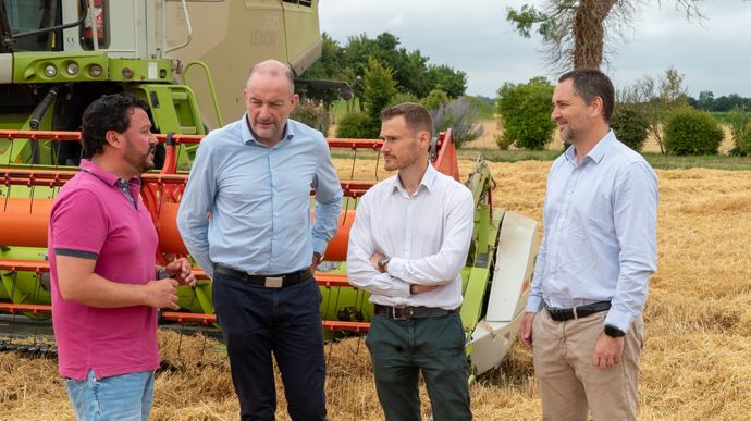 À Thénac (Charente-Maritime), Alexandre Grenot, agriculteur, Hervé Guitton, directeur activités des territoires chez Océalia, Kévin Larrue, directeur stratégie innovation, et Matthieu Denier, directeur agrofournitures, ont dressé début juillet le bilan de la première campagne de lancement de l'offre Xarvio Healthy Fields.