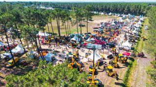 Le salon parcourt une longue boucle de 2,5 km.