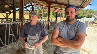 Christophe a pris la suite de la ferme de son père Bernard. « J’ai hésité, reconnaît Christophe, même si je ne me voyais pas travailler ailleurs ». Pour Bernard : « S’il voulait reprendre c’était maintenant. Il n’avait pas trop le choix. Et d’ailleurs, heureusement que je suis encore là pour l’aider ».