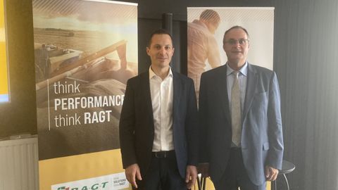 Damien Robert (à gauche), directeur général de RAGT Semences, et Laurent Guerreiro (à droite), président du directoire RAGT, le 2 septembre 2025 à la Foire de Châlons-en-Champagne. Damien Robert (à gauche), directeur général de RAGT Semences, et Laurent Guerreiro (à droite), président du directoire RAGT, le 2 septembre 2025 à la Foire de Châlons-en-Champagne.