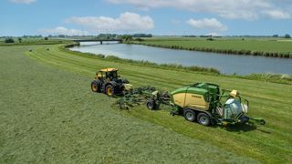 Le Swadro BaleTrain TC 880 Pro de Krone réalise l’andainage, le pressage et l’enrubannage en un seul passage. La vitesse est inférieure à celle d’un chantier de pressage normal mais un seul chauffeur peut réaliser tous les chantiers en même temps. Le Swadro BaleTrain TC 880 Pro de Krone réalise l’andainage, le pressage et l’enrubannage en un seul passage. La vitesse est inférieure à celle d’un chantier de pressage normal mais un seul chauffeur peut réaliser tous les chantiers en même temps.