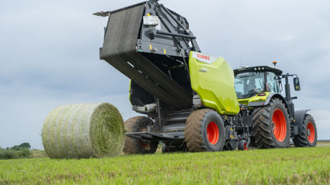 Claas Cerex : la balle tourne dans le sens de l’avancement Claas Cerex : la balle tourne dans le sens de l’avancement