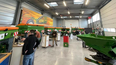 En plus de pistes et parcelles d’essai des machines, Amazone dispose d'un grand show room dans le bâtiment de son siège français. En plus de pistes et parcelles d’essai des machines, Amazone dispose d'un grand show room dans le bâtiment de son siège français.