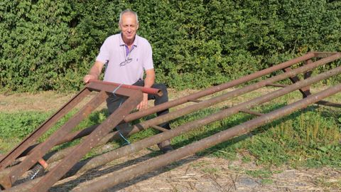 Intégralement auto-construite, la rampe de chargement de la pailleuse permet de réduire la pénibilité du travail.
