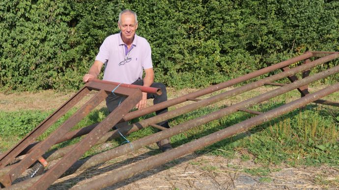 Intégralement auto-construite, la rampe de chargement de la pailleuse permet de réduire la pénibilité du travail.