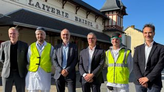 En Ille-et-Vilaine, le site de l’Hermitage dépend de la division beurres et crème de Lactalis France. Elle réalise un chiffre d’affaires de 600 M€. Au centre, Jean-Marc Bernier, DG de Lactalis France, entouré des deux directeurs de la division Eric Rouello (à gauche) et Grégoire Dattin, des deux directeurs d’usine Lucas Geffroy et Rudy Gonzales, et de Fabien Choiseau, directeur des approvisionnements Lait France (à droite). En Ille-et-Vilaine, le site de l’Hermitage dépend de la division beurres et crème de Lactalis France. Elle réalise un chiffre d’affaires de 600 M€. Au centre, Jean-Marc Bernier, DG de Lactalis France, entouré des deux directeurs de la division Eric Rouello (à gauche) et Grégoire Dattin, des deux directeurs d’usine Lucas Geffroy et Rudy Gonzales, et de Fabien Choiseau, directeur des approvisionnements Lait France (à droite).