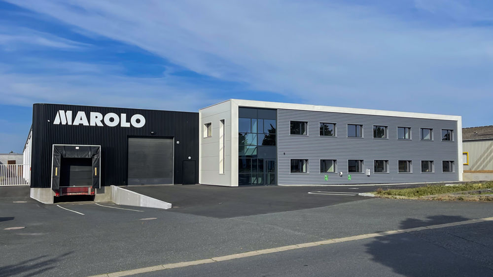 Les nouveaux locaux de l'entreprise, à l'avant à droite l'extension pour les bureaux.