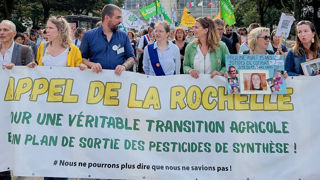 Environ 400 personnes ont participé à une marche le 20 septembre 2025 à La Rochelle (Charente-Maritime), pour réclamer une « sortie des pesticides de synthèse » et la mise en place d’une « convention nationale citoyenne pour la transition agricole ». Environ 400 personnes ont participé à une marche le 20 septembre 2025 à La Rochelle (Charente-Maritime), pour réclamer une « sortie des pesticides de synthèse » et la mise en place d’une « convention nationale citoyenne pour la transition agricole ».
