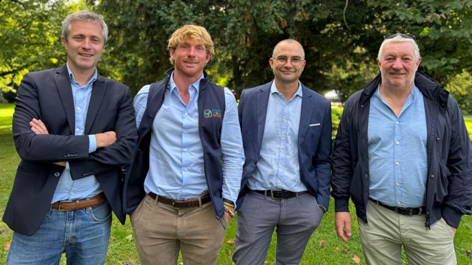 De gauche à droite : Pierre Cothenet, directeur général du pôle nutrition et protection des plantes de Bioline, Pierre Niesner, cofondateur de Power the Nature, Jonathan Nonnotte, responsable nutrition innovante chez Fertiline, et Jean Niesner, cofondateur de Power the Nature.
