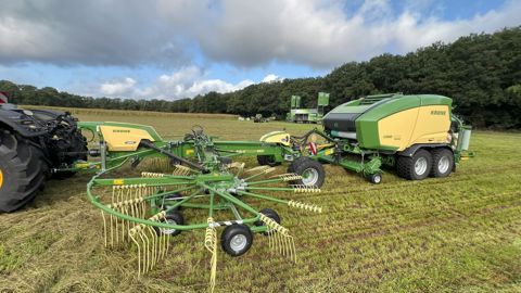 L'andaineur Swadro BaleTrain TC 880 Pro se combine avec une presse ou un combiné presse-enrubanneuse de la marque Krone. L'andaineur Swadro BaleTrain TC 880 Pro se combine avec une presse ou un combiné presse-enrubanneuse de la marque Krone.