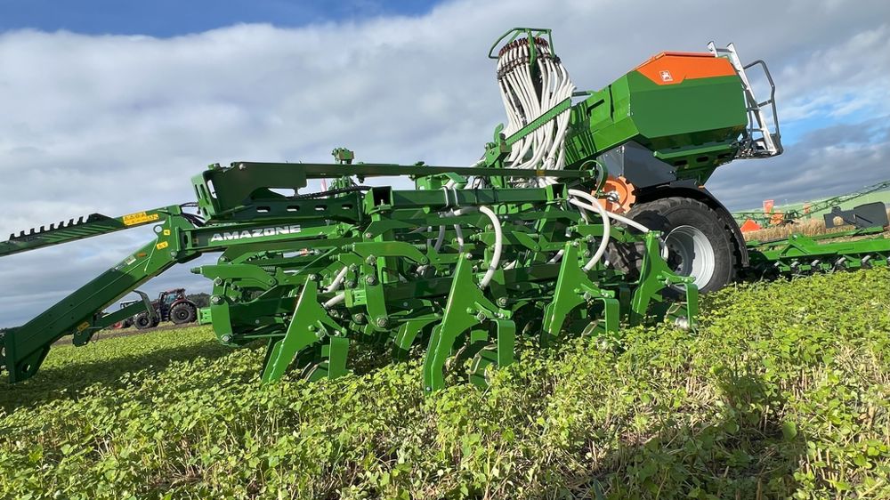 L’imposant semoir de semis direct à dents Primera d’Amazone reçoit un nouveau design et une nouvelle tête de répartition. L’imposant semoir de semis direct à dents Primera d’Amazone reçoit un nouveau design et une nouvelle tête de répartition.