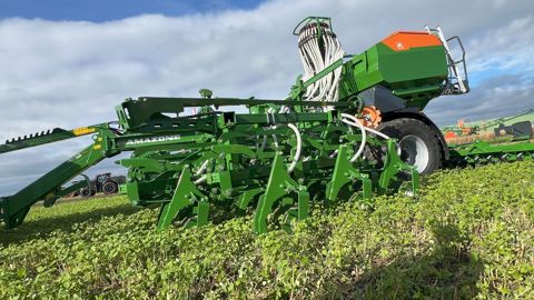 L’imposant semoir de semis direct à dents Primera d’Amazone reçoit un nouveau design et une nouvelle tête de répartition. L’imposant semoir de semis direct à dents Primera d’Amazone reçoit un nouveau design et une nouvelle tête de répartition.