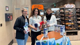Isabelle Rouyer, Sixtine Van Laeys et Marie Maurer (de gauche à droite) lors d’une animation au Lidl de Carpiquet (Calvados) programmée entre 9 h 30 et 17 heures : « Ça tire parfois un peu dans les jambes en fin de journée, mais si l’on veut toucher le maximum de monde, il n’y a pas le temps de s’ennuyer. » Isabelle Rouyer, Sixtine Van Laeys et Marie Maurer (de gauche à droite) lors d’une animation au Lidl de Carpiquet (Calvados) programmée entre 9 h 30 et 17 heures : « Ça tire parfois un peu dans les jambes en fin de journée, mais si l’on veut toucher le maximum de monde, il n’y a pas le temps de s’ennuyer. »