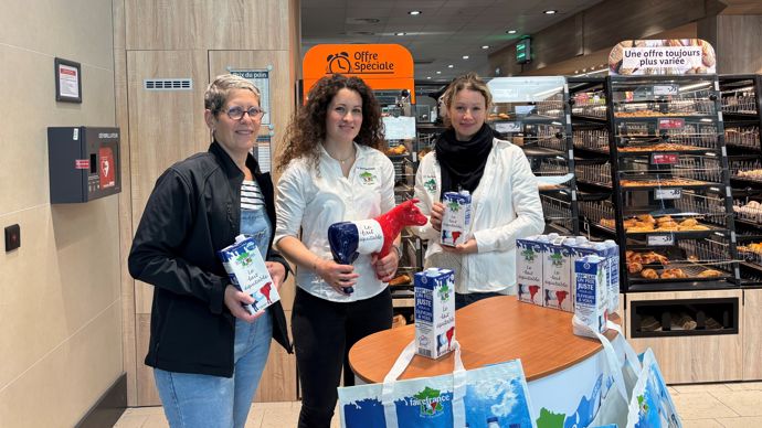 Isabelle Rouyer, Sixtine Van Laeys et Marie Maurer (de gauche à droite) lors d’une animation au Lidl de Carpiquet (Calvados) programmée entre 9 h 30 et 17 heures : « Ça tire parfois un peu dans les jambes en fin de journée, mais si l’on veut toucher le maximum de monde, il n’y a pas le temps de s’ennuyer. »