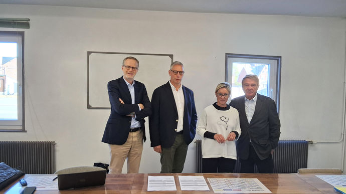 De g. à dr. : Stéphane Michel et Antoine Hacard, respectivement DG et président de Cérèsia, ont signé l'opération vendredi 30 septembre avec Marie-Caroline et Jean-Philippe Ethuin, propriétaires de Sogescaut.