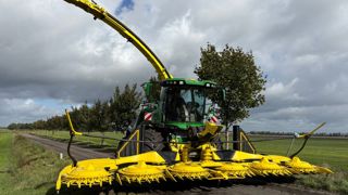 Les nouvelles têtes de récolte 300 pro et 400 pro sont conçues pour être montée sur les ensileuses John Deere F8 et F9. Les nouvelles têtes de récolte 300 pro et 400 pro sont conçues pour être montée sur les ensileuses John Deere F8 et F9.