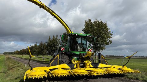 Les nouvelles têtes de récolte 300 pro et 400 pro sont conçues pour être montée sur les ensileuses John Deere F8 et F9. Les nouvelles têtes de récolte 300 pro et 400 pro sont conçues pour être montée sur les ensileuses John Deere F8 et F9.