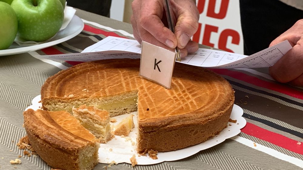 Chaque membre du jury goûte et note les gâteaux sur des critères très précis.