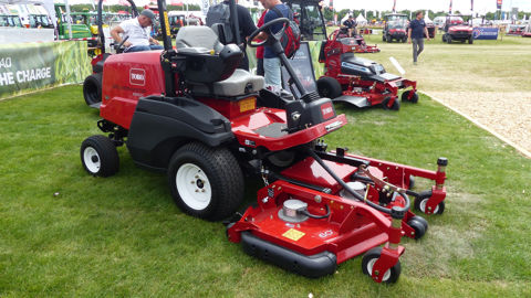 La tondeuse à coupe frontale et à deux roues motrices Groundsmaster e3200. La tondeuse à coupe frontale et à deux roues motrices Groundsmaster e3200.
