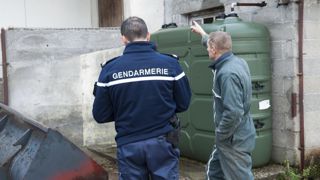Les gendarmes peuvent conseiller les agriculteurs, aussi bien sur la nécessité de mettre à l'abri leur matériel ou sur la meilleure façon d'installer une vidéosurveillance. Les gendarmes peuvent conseiller les agriculteurs, aussi bien sur la nécessité de mettre à l'abri leur matériel ou sur la meilleure façon d'installer une vidéosurveillance.