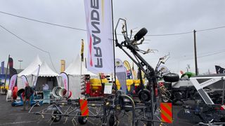Au Sommet de l'élevage en 2024, Frandent exposait son matériel de fenaison à côté du stand Sky. Au Sommet de l'élevage en 2024, Frandent exposait son matériel de fenaison à côté du stand Sky.
