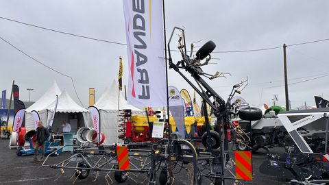 Au Sommet de l'élevage en 2024, Frandent exposait son matériel de fenaison à côté du stand Sky.