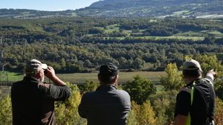 Michel Carlod, Hervé Henzer et Nicolas Pharisa observent la réserve de chasse de l'Étournel, une zone humide qui s'étend sur quatre communes de l'Ain et de la Haute-Savoie.