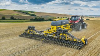 Le Directo NE 12 000 de chez Bednar est un semoir de 12 m de largeur pour le semis direct. Le Directo NE 12 000 de chez Bednar est un semoir de 12 m de largeur pour le semis direct.