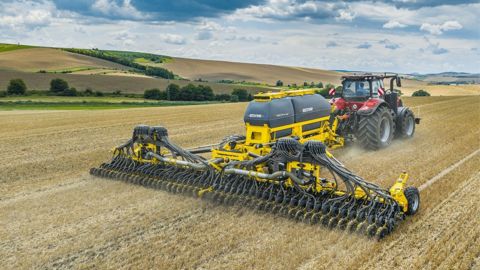 Le Directo NE 12 000 de chez Bednar est un semoir de 12 m de largeur pour le semis direct. Le Directo NE 12 000 de chez Bednar est un semoir de 12 m de largeur pour le semis direct.