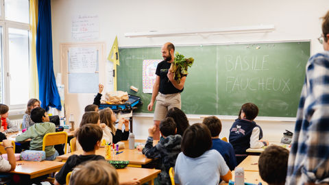 Basile Faucheux fait découvrir à des élèves parisiens de CM2 les graines, le maïs et les betteraves qu'il récolte dans son exploitation du Loiret. Basile Faucheux fait découvrir à des élèves parisiens de CM2 les graines, le maïs et les betteraves qu'il récolte dans son exploitation du Loiret.