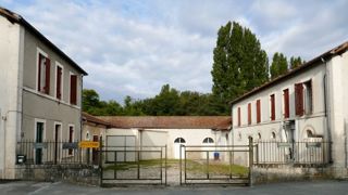 Fermé depuis le 18 novembre 2025, l'abattoir d'Eymet (Dordogne) doit rouvrir le 3 novembre 2025, avec la perspective d'atteindre des tonnages de l'ordre de 900 à 1 000 tonnes par an. Fermé depuis le 18 novembre 2025, l'abattoir d'Eymet (Dordogne) doit rouvrir le 3 novembre 2025, avec la perspective d'atteindre des tonnages de l'ordre de 900 à 1 000 tonnes par an.