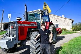 Lucas Wafflart, 18 ans, petit-fils des propriétaires insolvables, doit récupérer la ferme à l’issue de ses études agricoles. Lucas Wafflart, 18 ans, petit-fils des propriétaires insolvables, doit récupérer la ferme à l’issue de ses études agricoles.