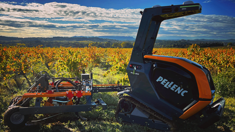 Le robot RX-20 est conçu pour assurer des travaux de désherbage et travail du sol en toute autonomie entre les rangs de vigne. Le robot RX-20 est conçu pour assurer des travaux de désherbage et travail du sol en toute autonomie entre les rangs de vigne.