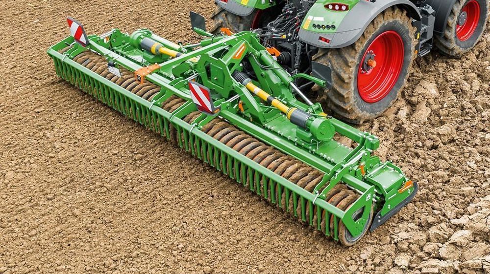 modèles KE-02 affichent des largeurs de travail de 4,5 et 6 m