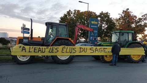Plusieurs dizaines d’agriculteurs irrigants avec une trentaine de tracteurs ont bloqué le vendredi 24 octobre 2025 dans la Vienne, les accès routiers au parc du Futuroscope. Plusieurs dizaines d’agriculteurs irrigants avec une trentaine de tracteurs ont bloqué le vendredi 24 octobre 2025 dans la Vienne, les accès routiers au parc du Futuroscope.