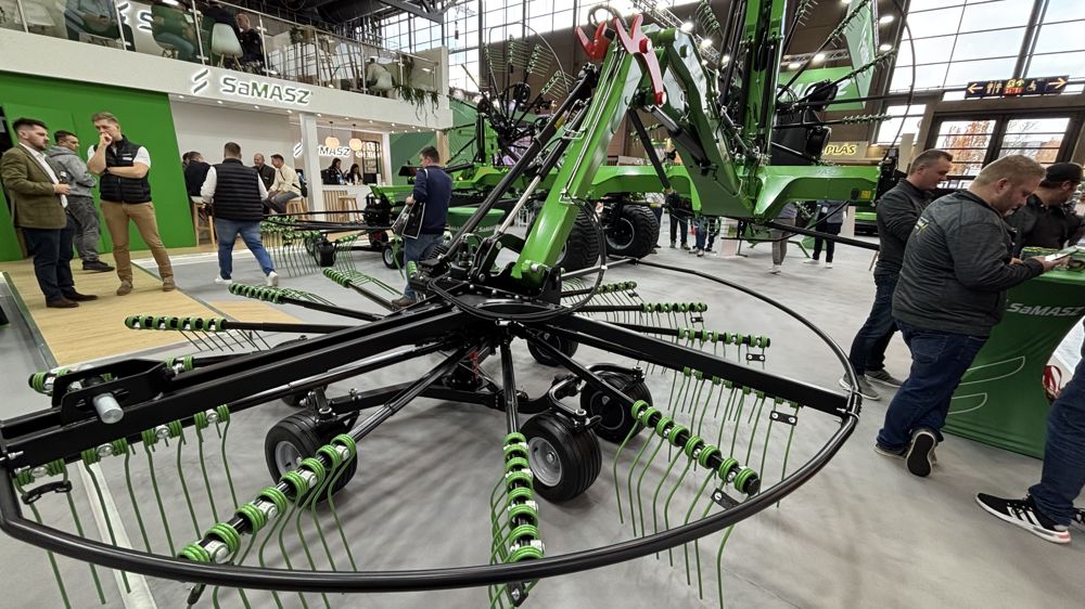 L'andaineur dispose de 4 rotors de 3,8 m de diamètre entrainés mécaniquement.