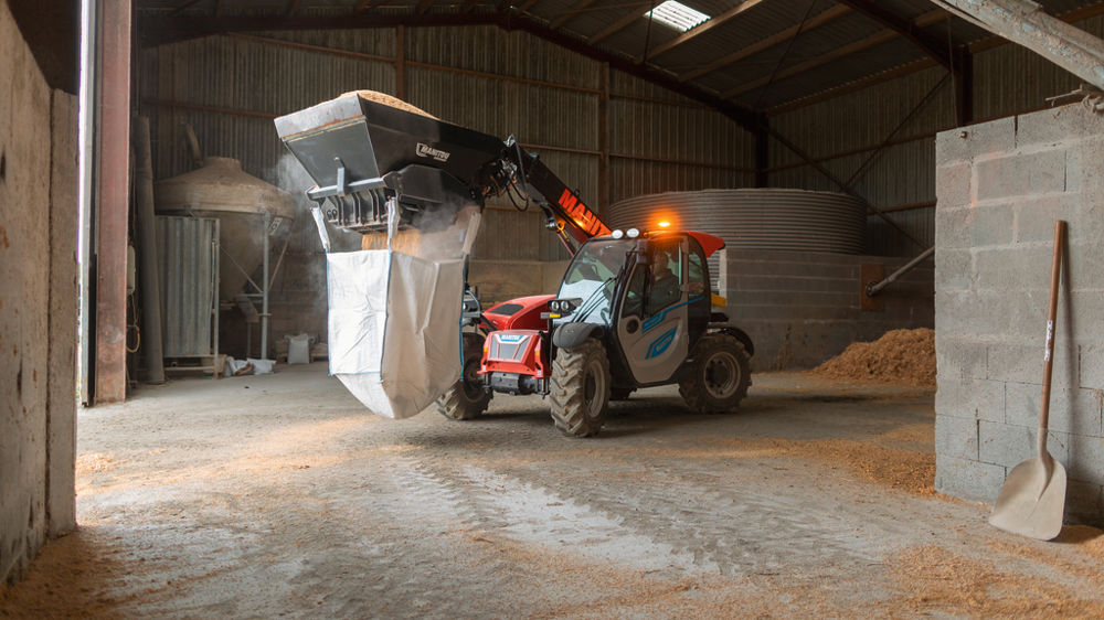 Le godet permet grâce à un entonnoir de remplir un big bag.
