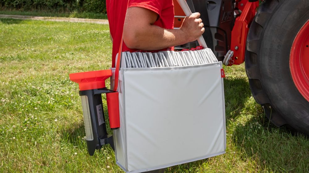 L'ensemble des bacs se transporte à l'aide d'une bandoulière une fois repliés.